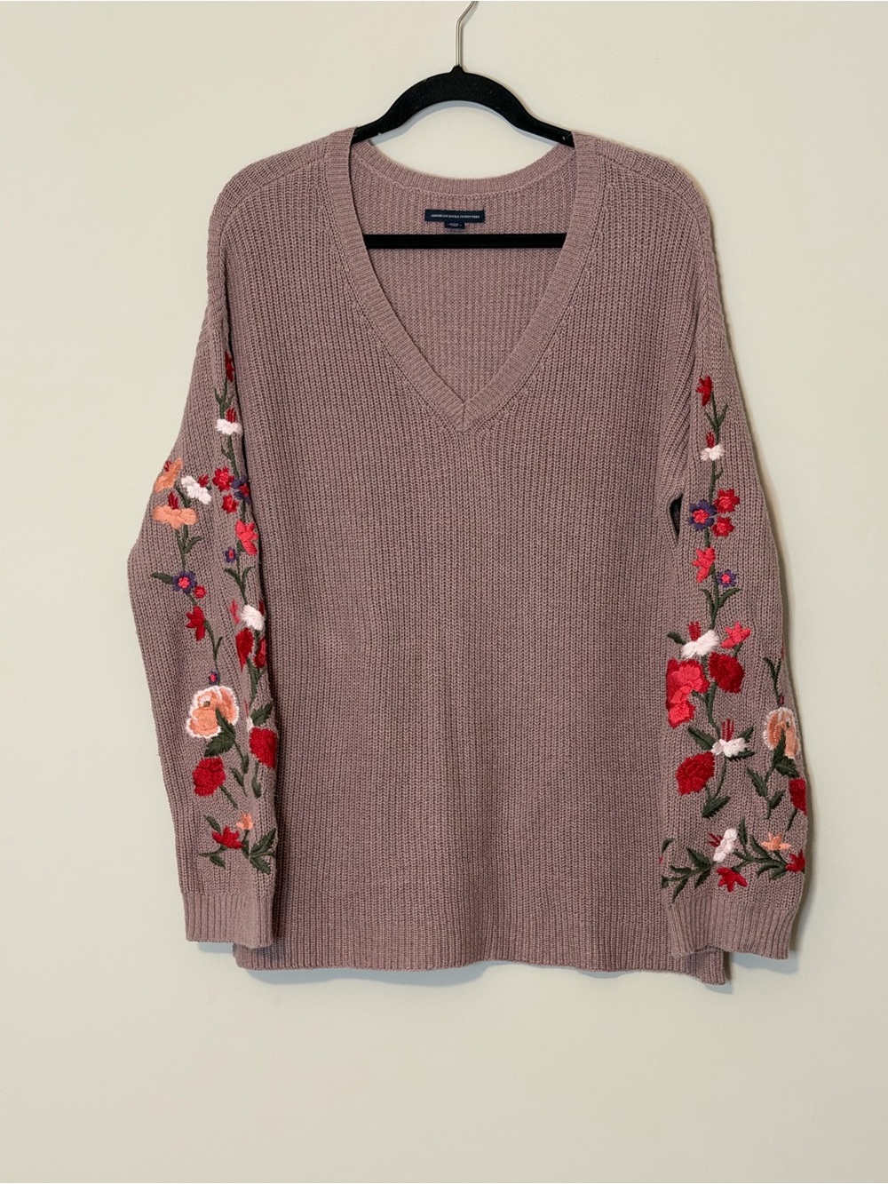 American Eagle Embroidered Floral Sleeve V-Neck Sweater Mauve Size M